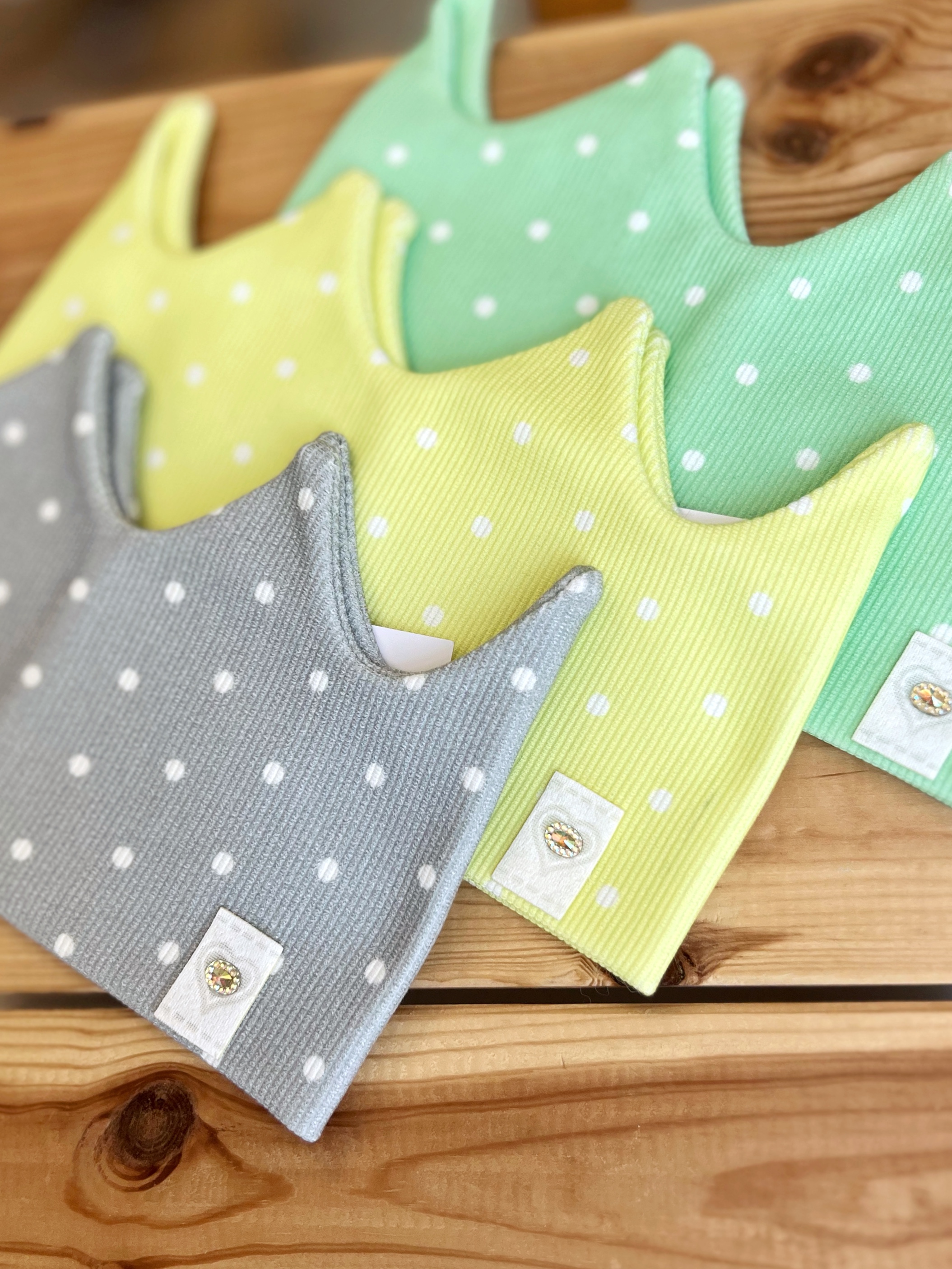 Čelenka korunka , puntík šedá