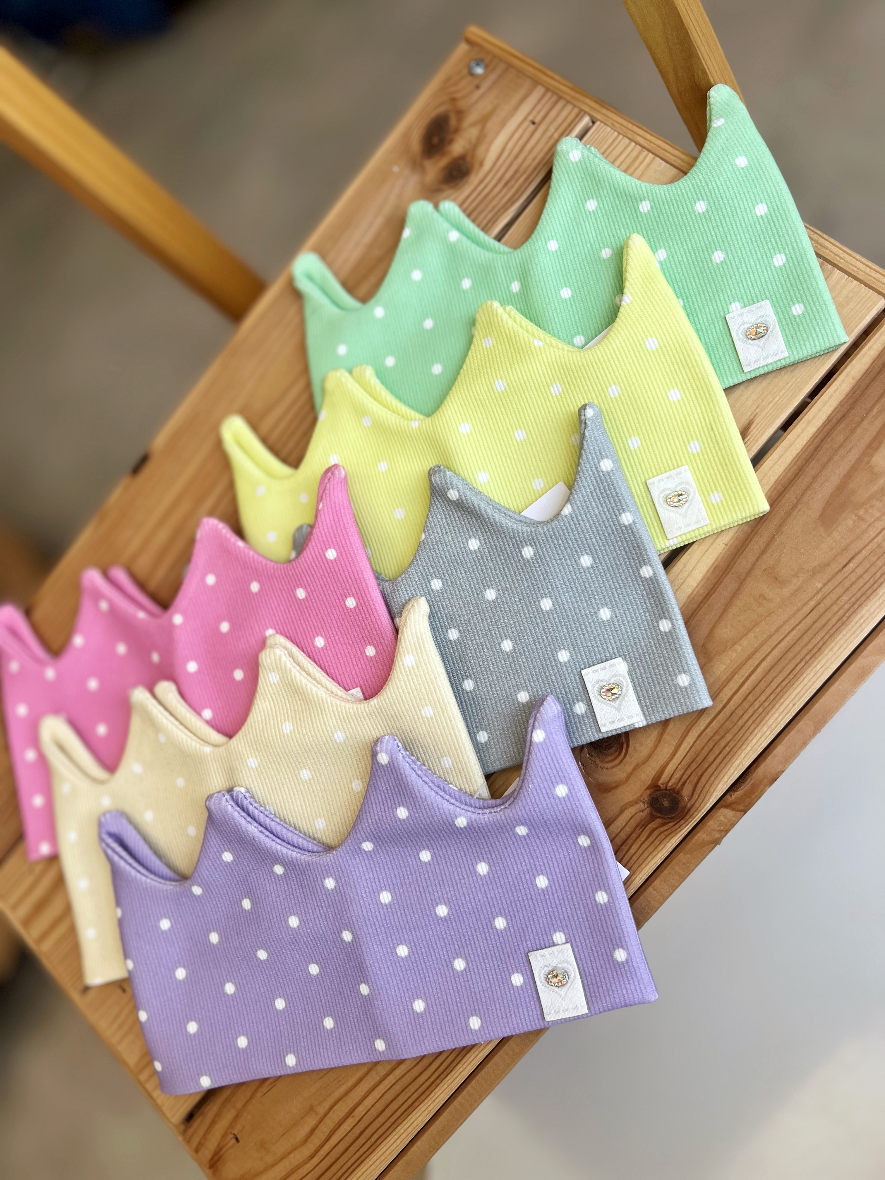 Čelenka korunka , puntík tmavě žlutá